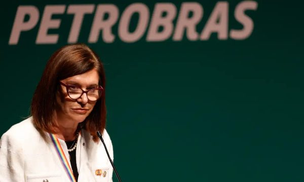Presidente da Petrobras alega que os preços dos combustíveis estão substancialmente inferiores