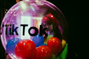 TikTok firma parceria com Oracle e investidores para operar nos Estados Unidos