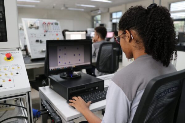 Mulheres têm oportunidade: SENAI ES oferece 1.500 vagas gratuitas em cursos de tecnologia