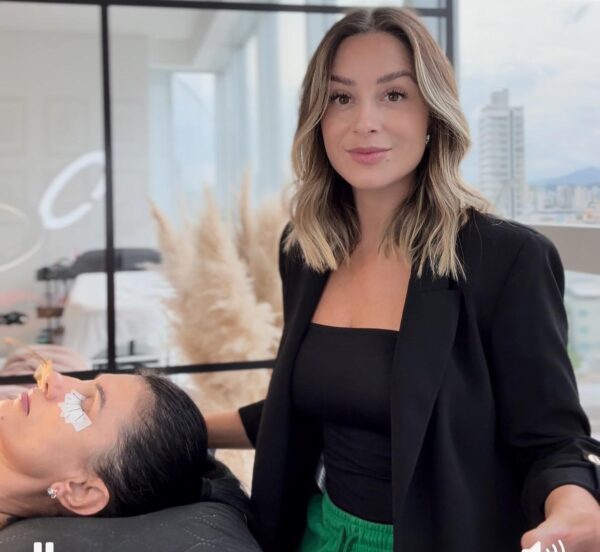 Caroline Pedrini e o novo olhar sobre a extensão de cílios: mais técnica, mais segurança e menos improviso